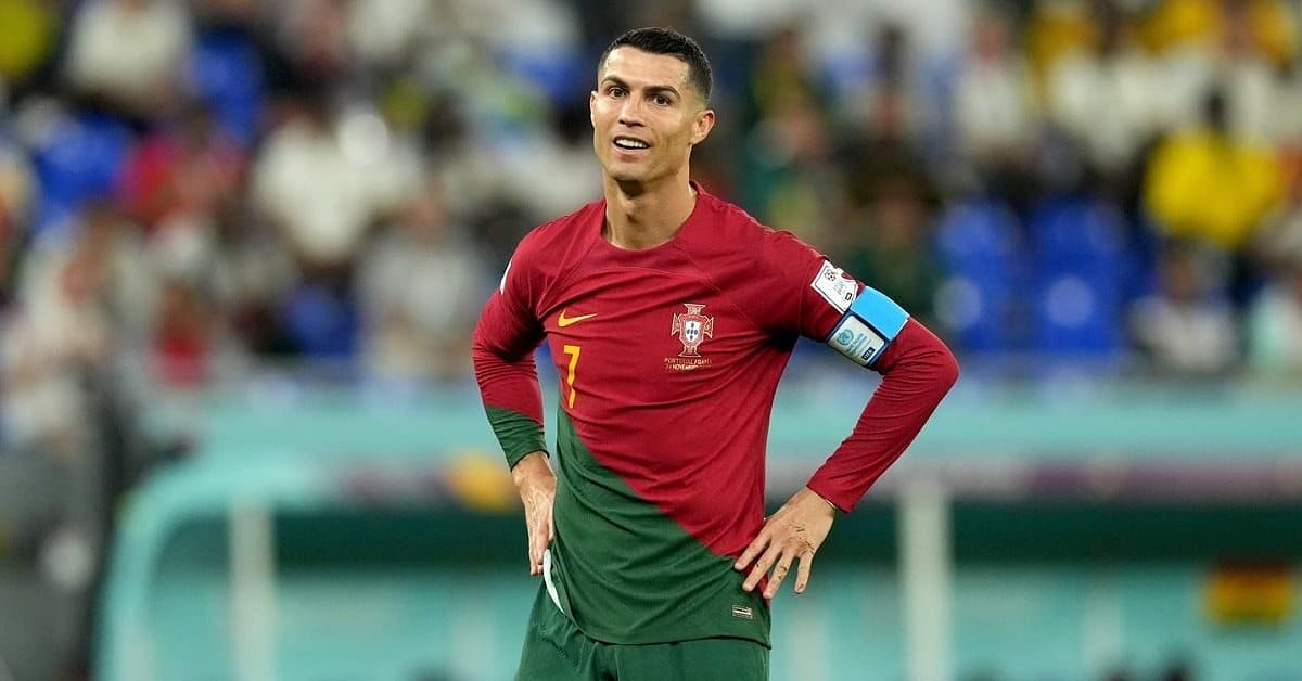 Cristiano Ronaldo trong một pha đánh đầu