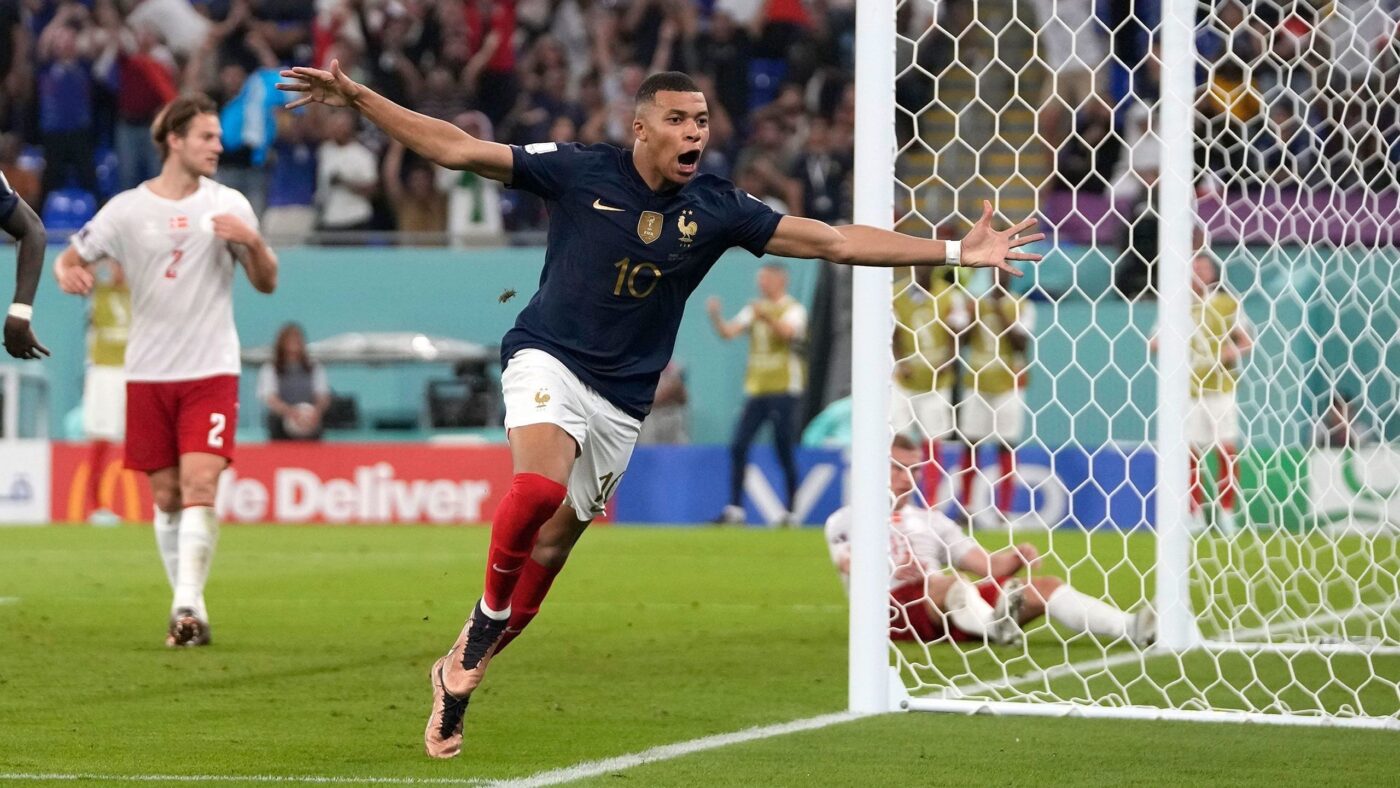 Kylian Mbappe đang chạy nhanh trên sân bóng