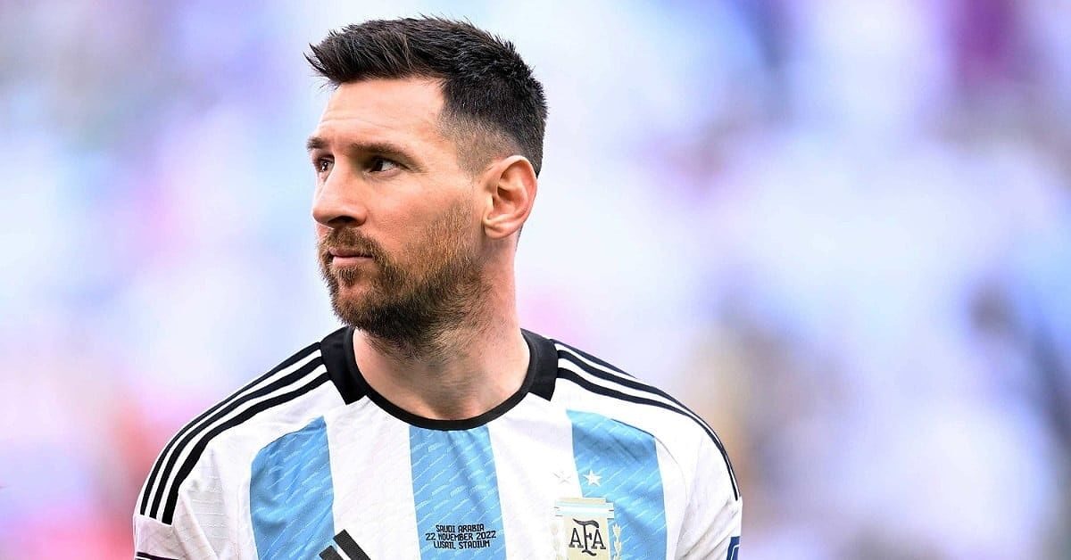 Lionel Messi trong một pha đánh đầu