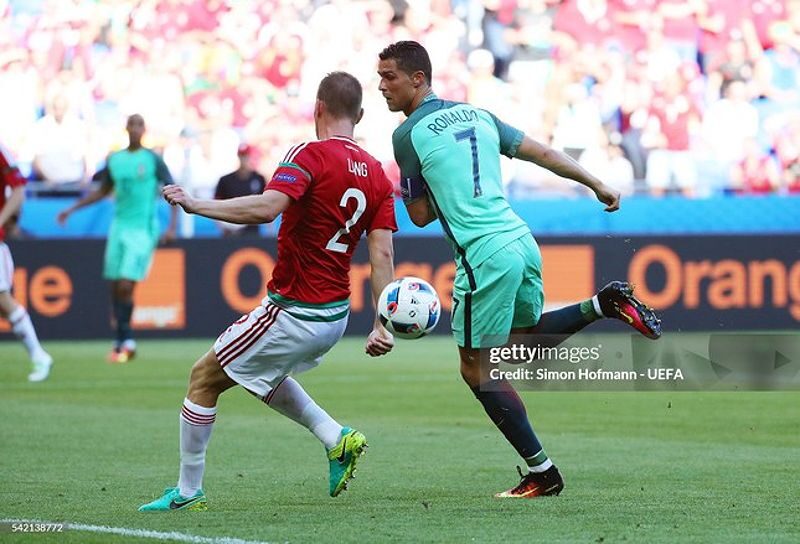 Ronaldo ăn mừng bàn thắng tại EURO 2016