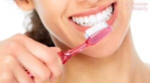 Quy trình thực hiện các vệ sinh răng miệng sau khi phun môi như thế nào?