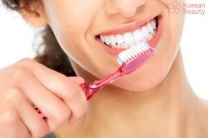 Quy trình thực hiện các vệ sinh răng miệng sau khi phun môi như thế nào?