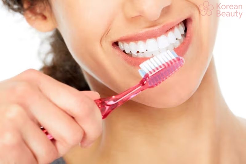 Quy trình thực hiện các vệ sinh răng miệng sau khi phun môi như thế nào?